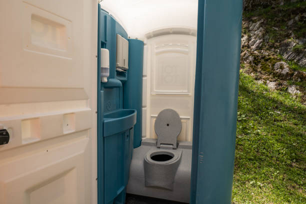 Best Porta potty delivery and setup  in St Francis, MN